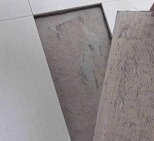 新宁瓷砖空鼓维修公司分享瓷砖铺贴时如果打浆（即涂抹在瓷砖背面和基层上的砂浆或瓷砖胶）过少，会带来以下问题